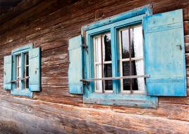 پنجره در ویلاهای چوبی